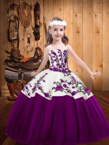 Berenjenas dramáticas correas de color púrpura con cordones bordados vestido de desfile de niña sin mangas