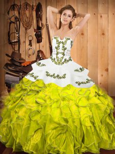 Los bonitos bordados y volantes hasta el suelo sin mangas de color verde amarillo atan para arriba los vestidos de quinceañera