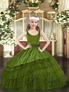 Organza scoop sin mangas con cremallera abalorios y bordado y capas con volantes niñas vestido del desfile al por mayor en verde oliva
