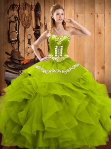 Super vestidos de bola verde oliva satén y organza sin mangas bordados y volantes hasta el suelo con cordones vestido de quinceañera