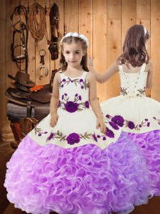 Admirable bordado y volantes vestido de desfile de niñas lila con cordones hasta el suelo sin mangas
