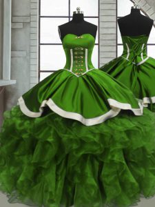 Exquisito piso sin mangas verde con abalorios, volantes y fruncidos en el vestido de quinceañera