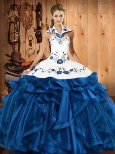 El más popular vestido de quinceañera de satén azul y organza con cordones sin mangas hasta el suelo bordado y volantes