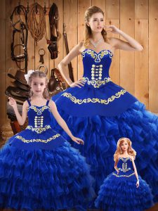 vestido de quinceañera sin mangas, longitud del piso, bordado y capas con volantes, satén azul y organza