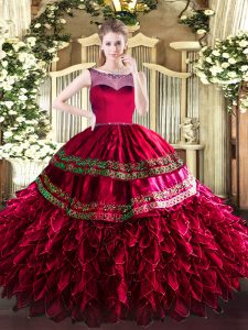 Barato coral rojo vestidos de bola organza scoop sin mangas abalorios y volantes longitud del piso cremallera vestido de quinceañera