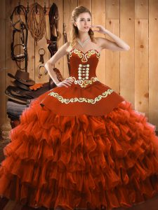 Elegantes vestidos rojos de bola cariño satén sin mangas y organza hasta el suelo con cordones bordados y capas con volantes vestidos de quinceañera