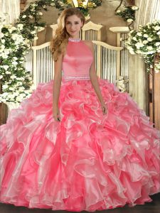 Top de halter de organza de lujo sin mangas sin respaldo con abalorios y volantes vestidos de quinceañera en rosa intenso