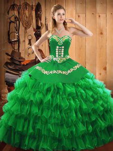 Cautivante vestidos de bola verde sin mangas satinado y organza hasta el suelo con cordones bordados y capas con volantes vestidos de quinceañera