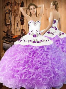 Vestido largo de quinceañera en color lila con flores onduladas, bordado sin mangas