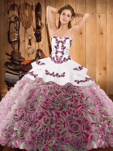 Bonitos vestidos de bola multicolores bordados dulce 16 vestidos con encaje satinado y tela con flores onduladas sin mangas con tren