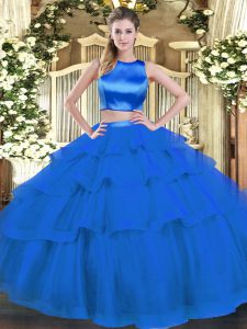Colorido azul entrecruzado con cuello alto capas con volantes 15 vestido de quinceañera sin mangas de tul
