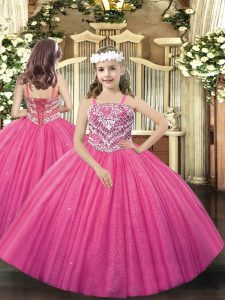 Fiesta personalizada quinceañera con adorno infantil en color rosa intenso con tiras abalorios sin mangas y con cordones