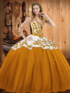 Excelente vestido de bola bordado en oro vestido de 15 cumpleaños con cordones, satén y tul, longitud del piso sin mangas