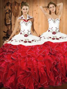 Vestidos de quinceañera sin mangas a la moda de satén y organza hasta el suelo en blanco y rojo con bordados y volantes