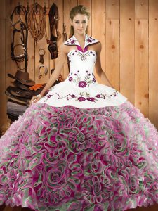 Tela sin mangas con flores enrollables tren de encaje vestido de fiesta vestido multicolor en multicolor con bordado