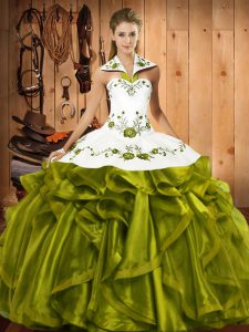 Maravilloso satinado y halter de organza sin mangas con cordones, bordados y volantes vestidos de quinceañera en verde oliva