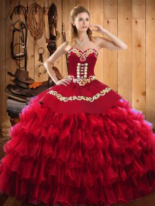 Vino rojo con cordones hasta 15 vestidos de quinceañera bordados y capas con volantes longitud del piso sin mangas