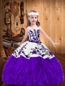 Los últimos bordados sin mangas hasta el suelo y volantes se ajustan a los vestidos de desfile para niñas con púrpura