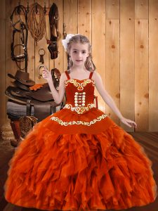 El vestido sin mangas de color naranja rojo sin mangas bordado y volantes para el vestido del desfile de las niñas