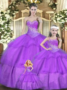 Fantástico vestido de quinceañera sin mangas de largo largo sin mangas en color lila con abalorios, volantes y fruncidos