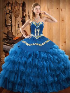 Moderno vestido azul de gala vestido de fiesta militar y dulce 16 y quinceañera con bordados y capas con volantes cariño sin mangas con cordones