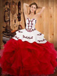Ajuste personalizado vestidos de bola blancos y rojos bordados y volantes vestidos de quinceañera encaje hasta el satén y la organza sin mangas hasta el suelo