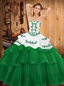 Escote verde sin tirantes, bordados y capas con volantes vestidos de quinceañera sin mangas con cordones