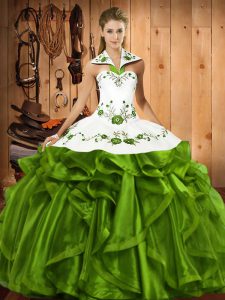 Los bordes de los largos mangos de color verde oliva y los volantes se unen con los vestidos de quinceañera