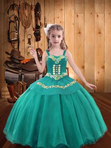Los niños y las niñas se ajustan a los vestidos de desfile para niñas con verde azulado