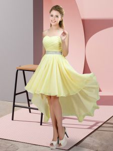 Delicada alta baja amarillo vestido dama novia sin mangas con cordones