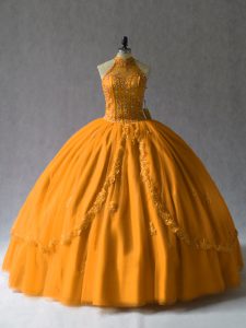 Vestido de quinceañera sencillo con cuello halter y abalorios en color naranja con cordones