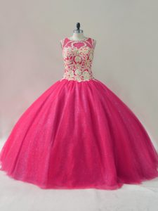 Longitud del piso de tul sin mangas decente con cordones dulces 16 vestidos en rosa intenso con apliques