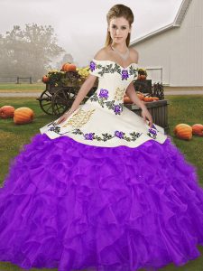 Encantador de bordado hasta el suelo sin mangas de color púrpura y volantes de encaje hasta el vestido de quinceañera dulce 16
