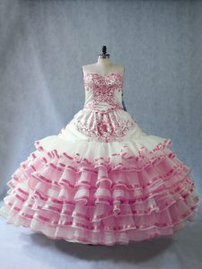 Impresionante vestido de quinceañera con cordones de color rosa y blanco, bordado y capas con volantes y largo sin mangas de bowknot.