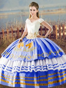 Excepcional vestido azul y blanco de 15 quinceañeras dulce 16 y quinceañera con bordados y capas con volantes cuello en v sin mangas con cordones