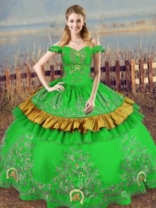 Vestido de fiesta bordado en color verde