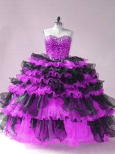 Bajo precio, negro y púrpura, sin mangas hasta el suelo, con abalorios y capas con volantes, el vestido de quinceañera