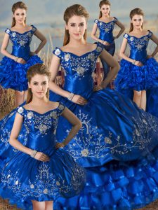 Vestidos de fiesta azul real de satén fuera del hombro sin mangas y capas con volantes hasta el suelo con cordones vestidos de quinceañera