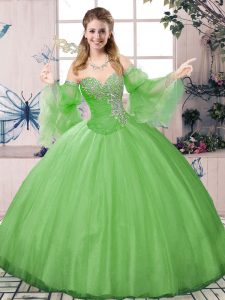 Vestido de quinceañera en verde de lujo con mangas largas y de lujo con cordones y abalorios.