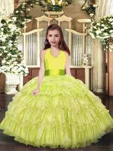 Últimas capas sin mangas hasta el suelo con volantes en el vestido de niña pequeña con amarillo verde