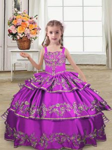 Nuevo estilo de longitud de piso púrpura niñas vestido de desfile satén sin mangas bordado y capas con volantes