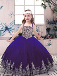 Correas de cuero sin mangas con cordones y bordados vestido de niña pequeña en púrpura