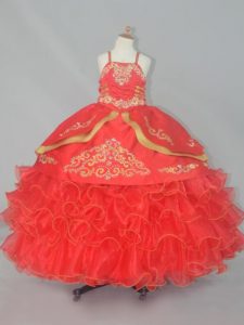 Elegante vestido de organza sin mangas hasta el suelo con cordones hasta en color rojo con bordados y capas con volantes