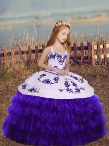 Atractivas correas de color púrpura con cordones bordados y capas con volantes vestido de desfile de niña sin mangas