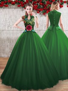 Una línea de vestidos de quinceañera verde con cuello largo en el piso sin mangas con cordones