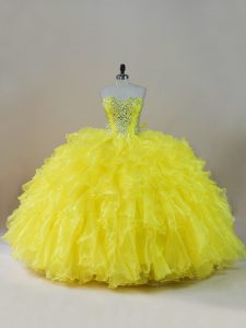 Elegante, sin mangas hasta el suelo, abalorios y volantes, encaje hasta el dulce vestido de quinceañera 16 con amarillo