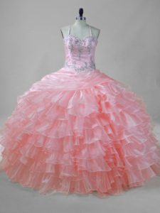 Sin mangas hasta el suelo, con cuentas y capas con volantes, atajate los vestidos de quinceañera con rosa.
