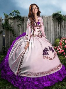 Vestido de quinceañera con bordados y volantes hasta el suelo sin mangas de color púrpura.