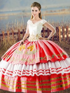 Glamoroso blanco y rojo sin mangas hasta el suelo bordado y capas con volantes encaje hasta dulce 16 vestido