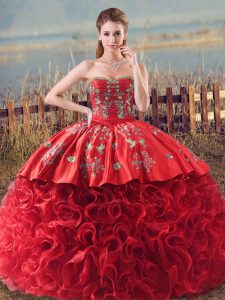 Vestido sin mangas vestido de fiesta vestido de baile cepillo tren bordado y volantes de tela de color rojo coral con flores onduladas
